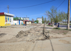 В Камышине "снимают" старые тротуары на улице Братьев Сорокиных в 5-м микрорайоне