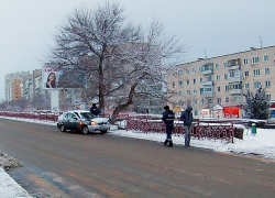 В Камышине с утра на спуске по улице Некрасова водитель "двенадцатой" "вильнул" и пробил ограждение Сиреневого бульвара