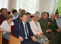 Главы Камышина и Камышинского района отправились "послушать школьный колокольчик"
