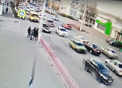 Почему в Камышине случился "свободный поток людей и машин" на самом аварийно опасном перекрестке улиц Пролетарская и Октябрьская (ВИДЕО)