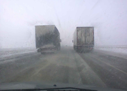 Водители сняли на видео полярные условия на трассе на границе Камышинского района и Саратовской области