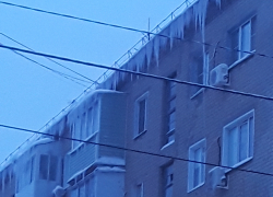 Из подъезда страшно выходить: так и кажется, что сосулькой тебе пробьет голову, - камышанка