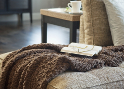 В Камышине старушку замотали в одеяло и требовали деньги