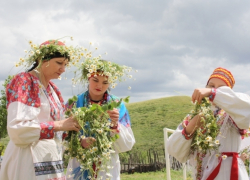 Сегодня сельский клуб в Елшанке приглашает камышан на праздничные гулянья по случаю Святой Троицы