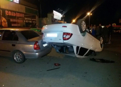В сети появилось видео, на котором видно, что во время ДТП с перевернувшей "Приорой" она получила удар "Ауди"
