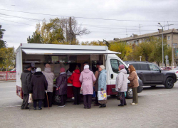 Фермерская автолавка на улице Ленина в Камышине - магазин, у которого всегда очередь