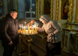 Губернатор Андрей Бочаров в Рождество поставил свечи в храме Казанской иконы Божией Матери, приходил ли в храм глава Камышина Станислав Зинченко - неизвестно