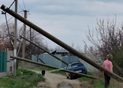 Камышане показали в соцсетях опасно рухнувший столб на Черной гряде
