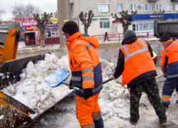 В Камышине рабочие МБУ "Благоустройство" вышли на уборку снега с центральных улиц