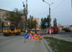 В Камышине без выходных и праздников ремонтируют улицу Текстильную