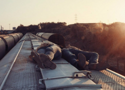 17-летнего и 18-летнего экстремалов сняли с крыши товарняка