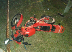 Гонщик на мопеде врезался в отбойник и едва не отправился на тот свет