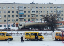 Последствия ночной метели в Камышине: на саратовской трассе возник затор, а на улице Некрасова его предотвратили