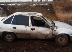 Еще один гонщик улетел в кювет на мокрой дороге