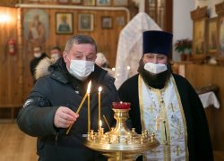 Волгоградский губернатор ночь перед Рождеством провел в храме