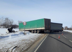 Грузовик протаранил тягач: водитель скончался на месте