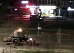 В Камышине "Благоустройство" отправило технику на ночную расчистку центральных улиц от скопившегося за зиму песка