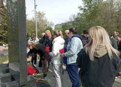 В Камышине не осталось места на двух памятных плитах, на которых выбиты имена героев, погибших в спецоперации