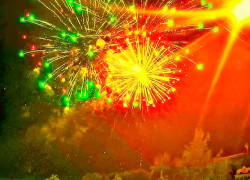 Сегодняшний, 9 мая, праздничный фейерверк в Камышине оказался красочнее и продолжительнее предыдущих