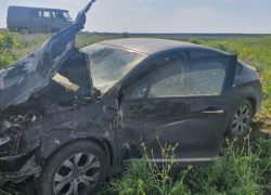 На федеральной трассе иномарка и отечественная легковушка "слепились" так, что водители чудом остались живы