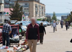 Камышане рассказывают в соцсетях, как автомобиль "раздавил" стихийный рынок на тротуаре улицы Ленина (ВИДЕО)