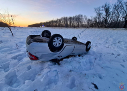 В Волгоградской области водитель легковушки погиб в перевернувшемся автомобиле