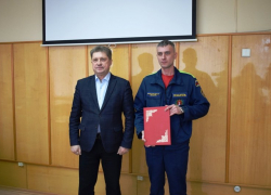 Станислав Зинченко наградил Благодарностями спасателей, которым обязаны жизнью провалившиеся в Волгу рыбаки