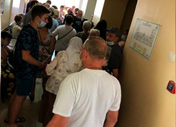 Камышане выложили в соцсетях фото опасно толпящихся очередников на вакцинацию от ковида