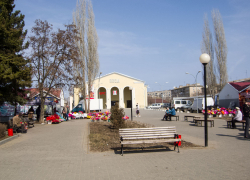 В Камышине убрали площадку перед "Победой" от одноразовых  стаканов и тарелок, разбросанных посетителями KFC, но...