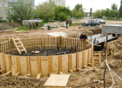 В Камышине у парка "Топольки" развернулись работы по строительству первого в городе плоскостного фонтана, который обещают сделать круглосуточным