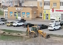 В Камышине подрядчик возобновил приведение в порядок тротуаров на улице Базарова