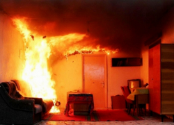 Стало известно, что медики не смогли откачать камышанку, вынесенную пожарными в новогоднюю ночь из загоревшейся квартиры