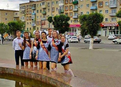 Выпускникам в Камышине можно скромно нарядиться за 3 тысячи рублей