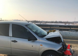 Под Камышином водитель из Усть-Грязнухи врезался в большегруз и попал в больницу вместе с пассажиркой