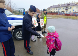 В Камышине сотрудники ГИБДД пообщались со школьниками и наклеили им на рюкзаки фликеры