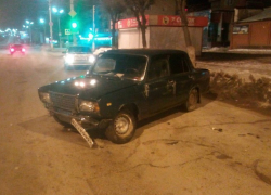 Камышане выложили в сеть фото влетевшего в центре города в обочину автомобиля