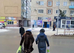 В Камышине сотрудники ГИБДД вооружились громкоговорителями, чтобы предостеречь пешеходов от стихийного пересечения дороги