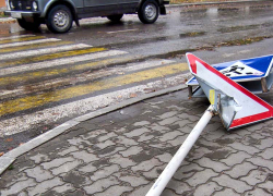 В Камышине рухнули дорожные знаки у парка Комсомольцев-добровольцев