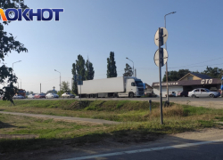 В Краснодарском крае на дорогах, которыми ездят и камышане, по-прежнему стоят многокилометровые пробки к морю и от моря