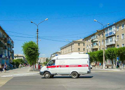 Под Камышином при выезде на федеральную автодорогу "Форд" не пропустил "Ладу" и отправил ее пассажира-подростка в больницу