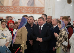 Губернатор Андрей Бочаров принял участие в торжественном Пасхальном богослужении в храме Александра Невского