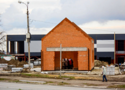 В Камышине на пересечении улиц Ленина и Некрасова уже просматриваются контуры храма Святого покровителя города Димитрия Солунского