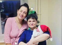 Три девочки и два мальчика родились в новом году в Камышине, для хорошего настроения мам врачи разрешили надеть малышам колпачки Деда Мороза
