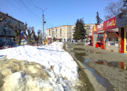 Камышанам надоел до чертиков слежалый снег и "болото" от него на центральных улицах, где "Благоустройство"?- камышанка