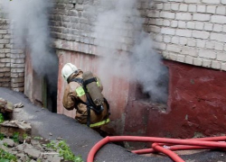 В подвале пятиэтажки Камышина загорелись домашние вещи
