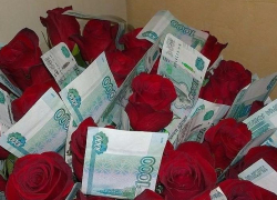 Родители выпускников подарили учительнице 15 тысяч на выпускном, но та из-за скандала все деньги вернула