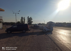 Под Камышином "Хонда" с прицепом не уступила дорогу мотоциклу: двое в больнице