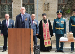 Спикер Камышинской городской думы Владимир Пономарев выступил с трибуны на плацу