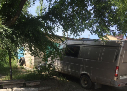 "При чем тут полицейские погоны, если из-за ваших машин "скорая" к дому подъехать не может?" - камышанка