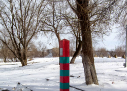 Жаль, что к 23 февраля "Благоустройство" не дошло до памятного камня пограничников, чтобы расчистить его от снега, - камышанин